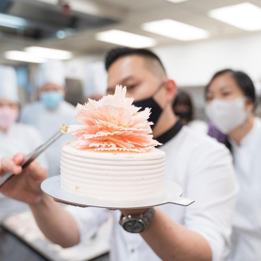 Hotel Icon Χονγκ Κονγκ Εξωτερικό φωτογραφία A pastry chef icing a cake