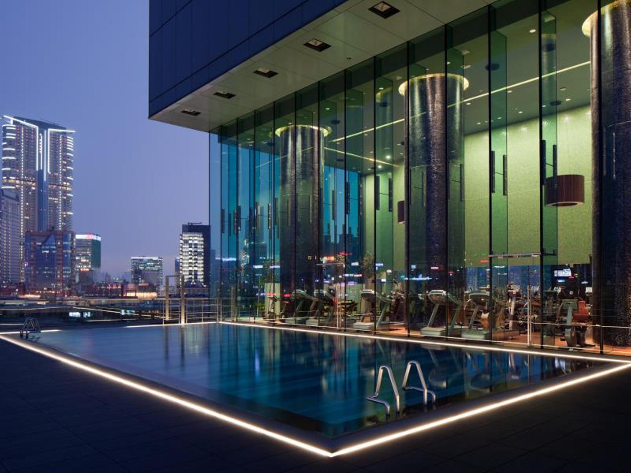Hotel Icon Χονγκ Κονγκ Εξωτερικό φωτογραφία The swimming pool at the 101 Skybar