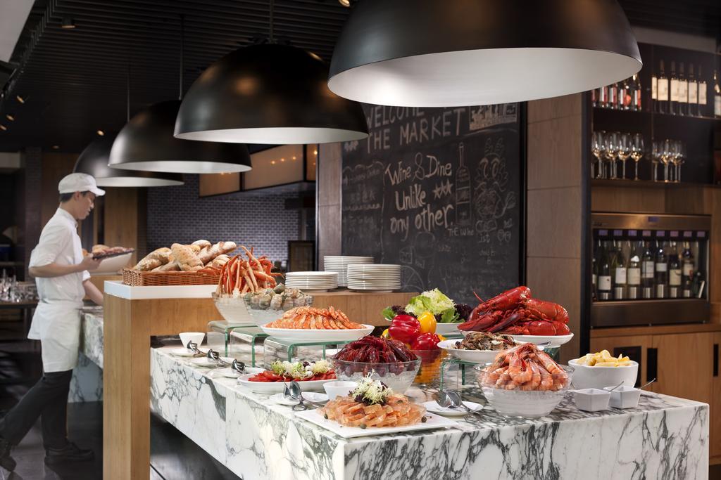 Hotel Icon Χονγκ Κονγκ Εξωτερικό φωτογραφία Seafood counter at the Market Kitchen