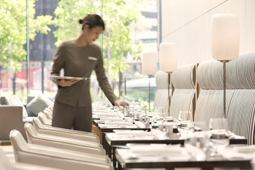 Hotel Icon Χονγκ Κονγκ Εξωτερικό φωτογραφία A restaurant hostess