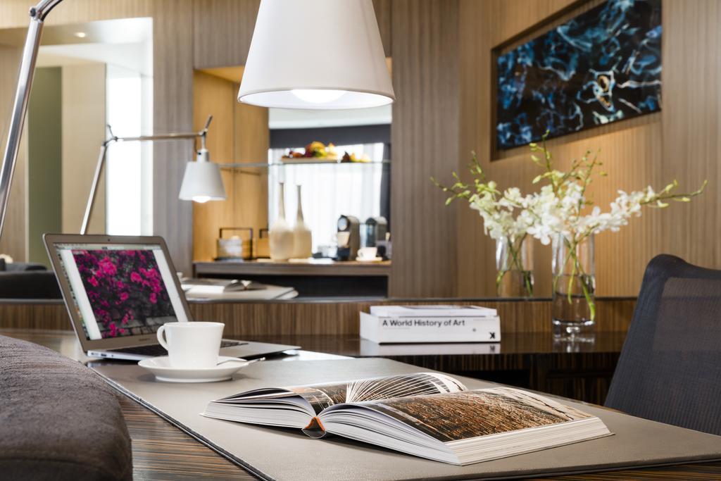Hotel Icon Χονγκ Κονγκ Εξωτερικό φωτογραφία A work space in a hotel