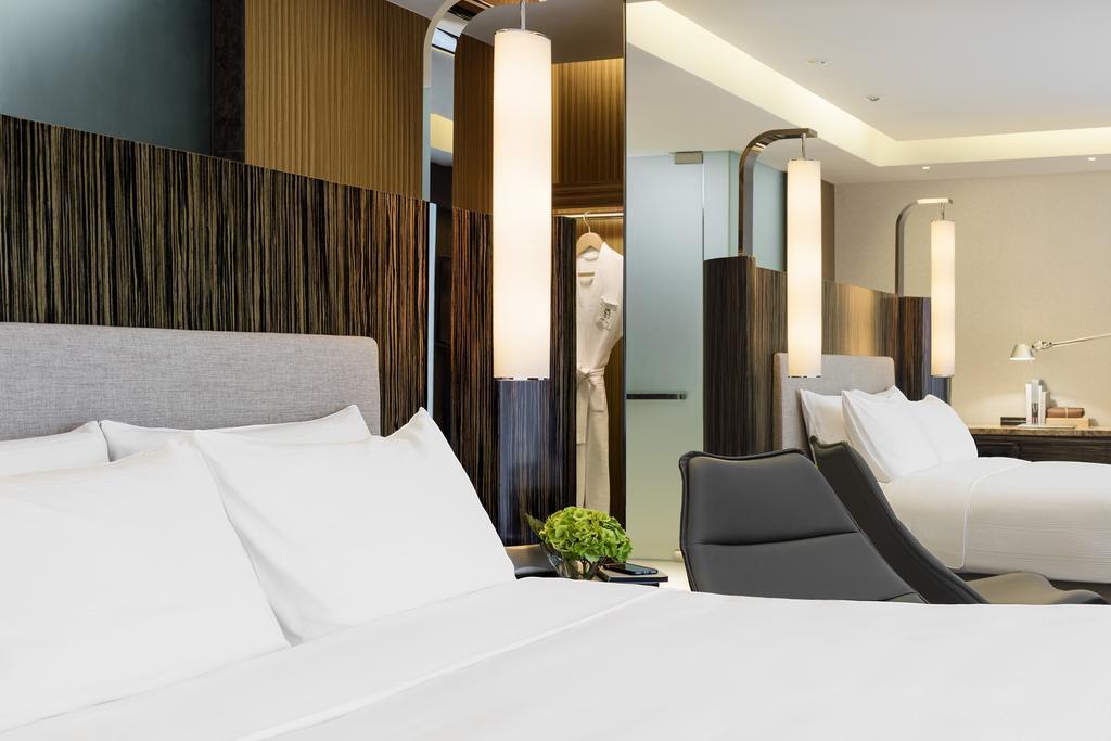 Hotel Icon Χονγκ Κονγκ Εξωτερικό φωτογραφία A room at the hotel